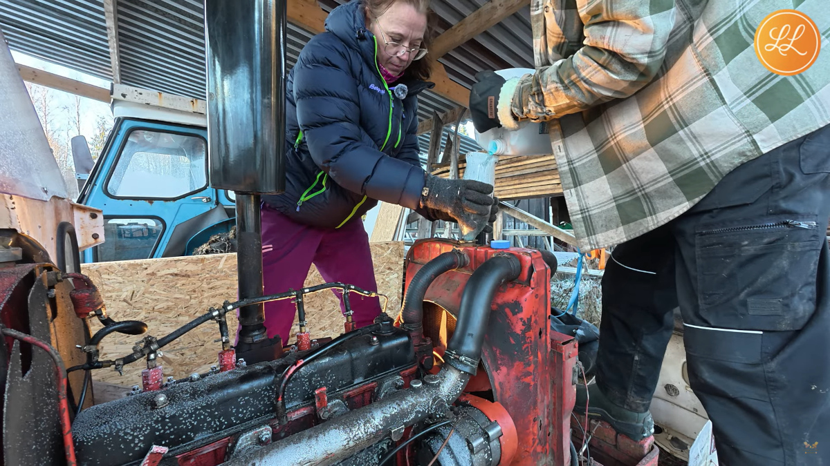 Fyller radiatoren på David Brown.