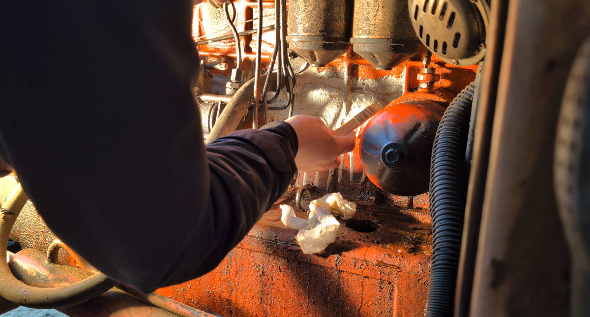 Forsøker tetting av lekkasjen.