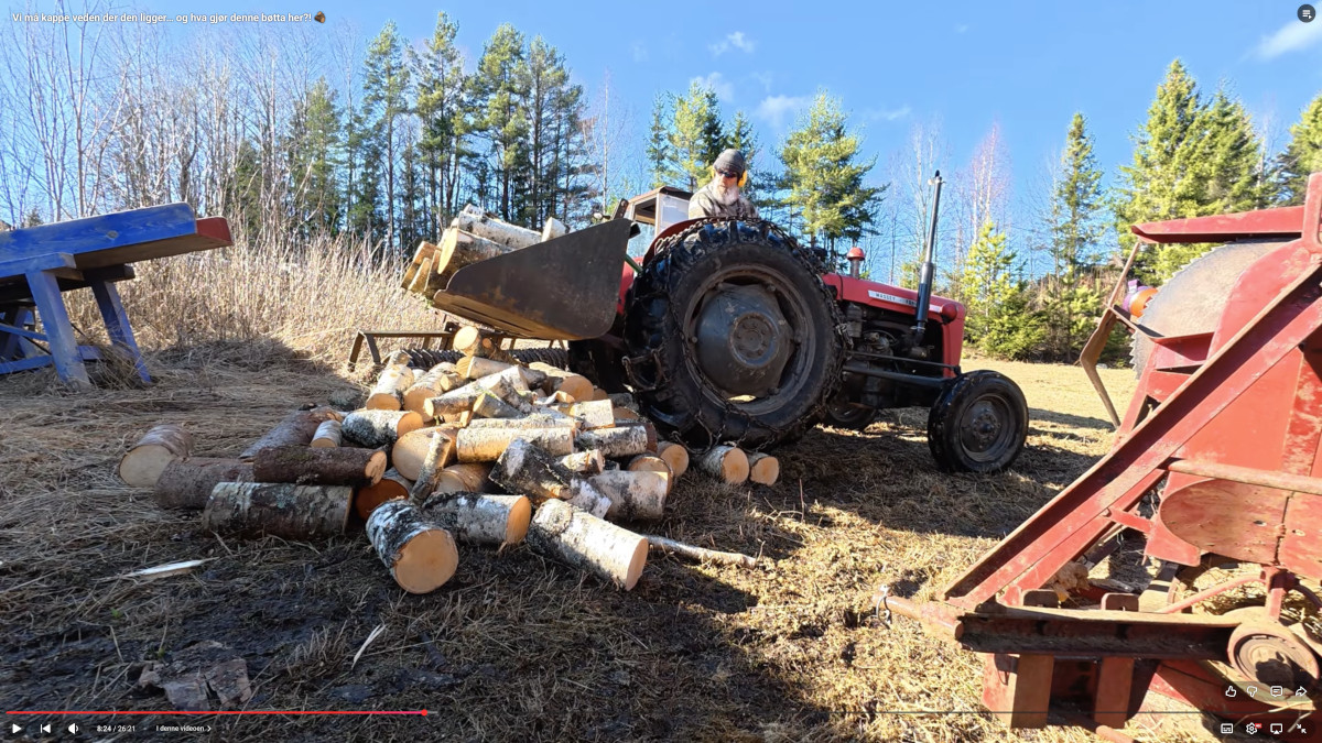 Gårdsgutten ankommer vedplassen.
